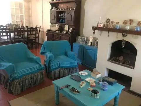 Casa 6 ambientes con 2 baños