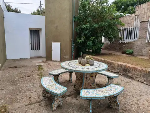 Casa en  Uranga Alquiler 2 dormitorios. Patios. Pileta.