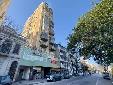 Venta amplio depto 3 amb con balcón