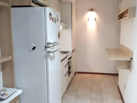 Monoambiente semiamoblado con balcón,