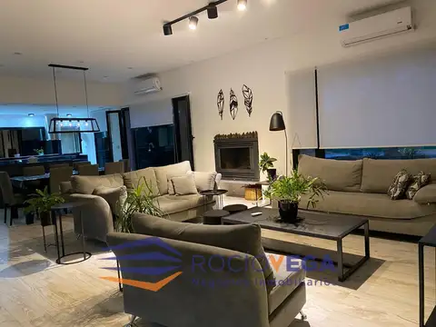 Casa en Venta con 4 cocheras
