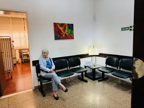 Oficina 8 ambientes con 2 baños