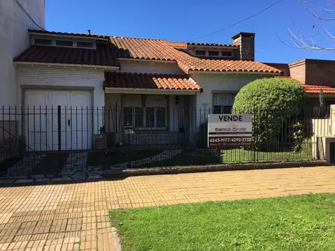 Casa 3 ambientes con cochera y Jardin - Lomas de Zamora