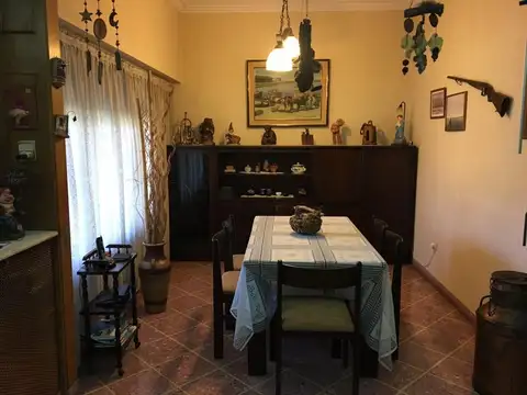 Casa 3 ambientes con cochera y Jardin - Lomas de Zamora