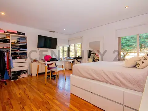 Casa 8 ambientes con 4 baños