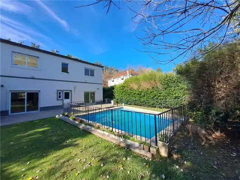Casa en Alquiler con 2 cocheras
