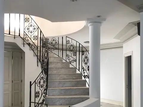 Casa en Alquiler con 2 cocheras