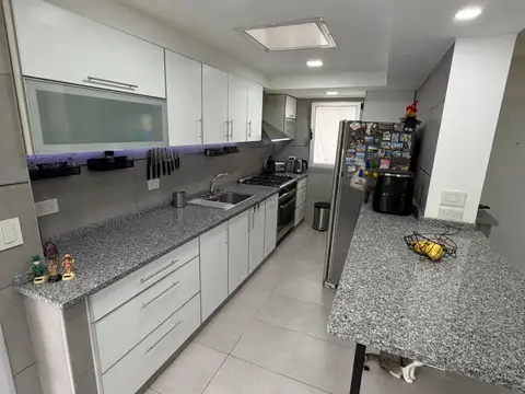 Casa en Venta con 3 cocheras