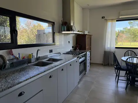 Casa en Alquiler con 2 cocheras
