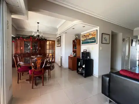 Venta Gran Piso 4 Amb, con Cochera Cubierta, Pleno Lanúsita