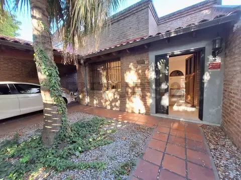 Chalet 3 Ambientes con garage, jardin y Quincho. Apto Crédito 