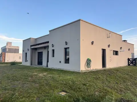 Casa 6 ambientes con 4 baños