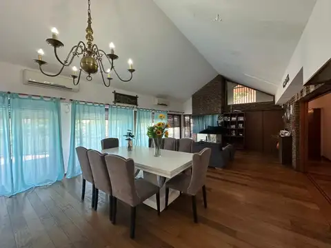 Casa en Alquiler con 2 cocheras