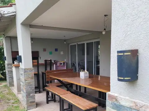 Casa en Alquiler con 6 cocheras