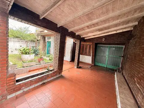 CASA 4 AMB EN VENTA TEMPERLEY CON COCHERA Y PATIO