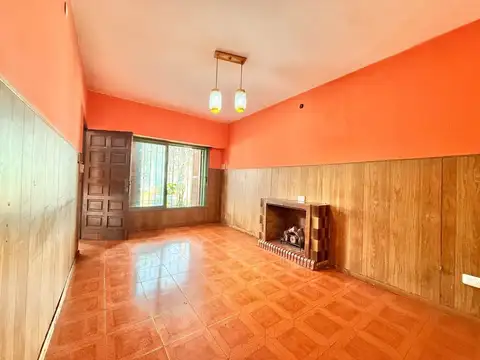 CASA 4 AMB EN VENTA TEMPERLEY CON COCHERA Y PATIO