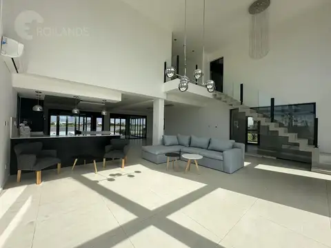 Casa 4 ambientes distribuida en dos plantas con vista al lago, en Venta!