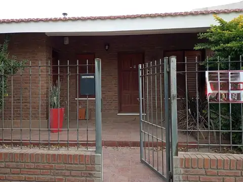 CASA EN VENTA 3 DORMITORIOS EN LAS VARILLAS.