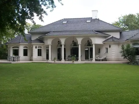 ABRIL CLUB DE CAMMPO..ESPECTACULAR MANSIÓN ESTILO EUROPEO SOBRE  DOS LOTES