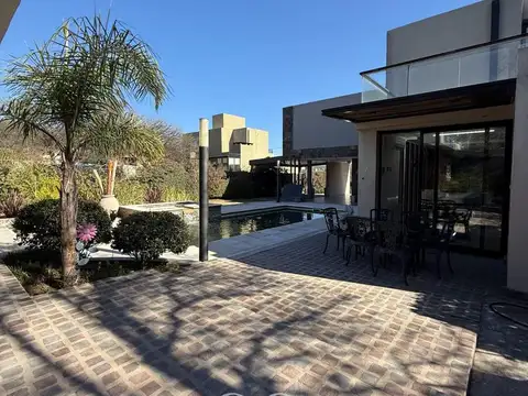 Casa 7 ambientes con 4 baños