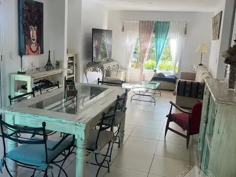 Casa 5 ambientes con 4 baños