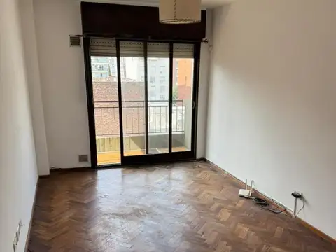 3 De Febrero 2000, Piso 6