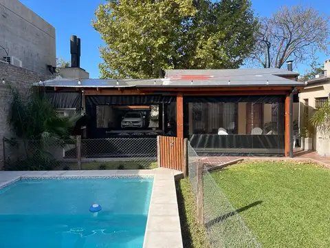 AMBROSETTI AL 200 BIS - VENTA DE CASA 2 DORMITORIOS   2 COCHERAS   PATIO EN FISHERTON