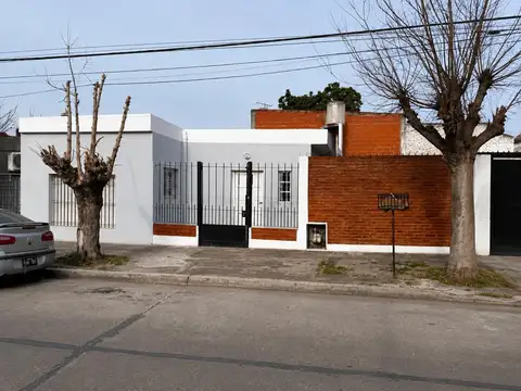 VENTA CASA 4 AMBIENTES MAS LOCAL FLORENCIO VARELA