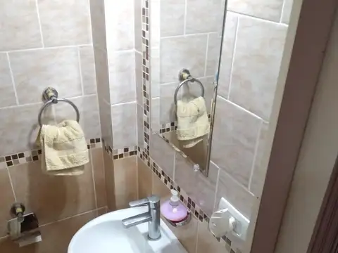 VENTA - EXCELENTE TRIPLEX 4 AMBIENTES CON COCHERA Y PATIO - JOSE C PAZ - APTO CREDITO  