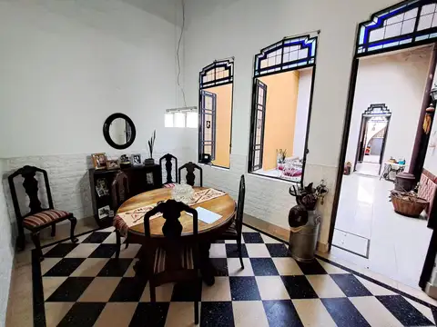 Casa al frente con terraza.-