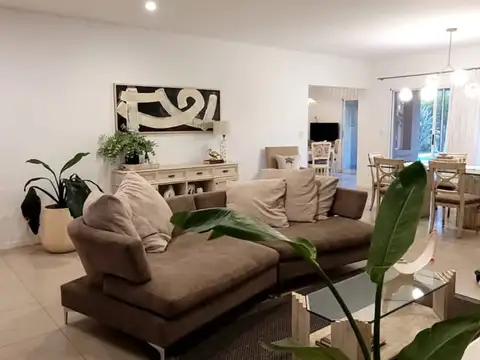 Casa en Planta baja: 4 cuartos, 3 baños, cocina, living comedor. Pileta + parrilla Cochera techada