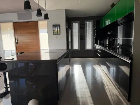 Casa en Alquiler con 2 cocheras