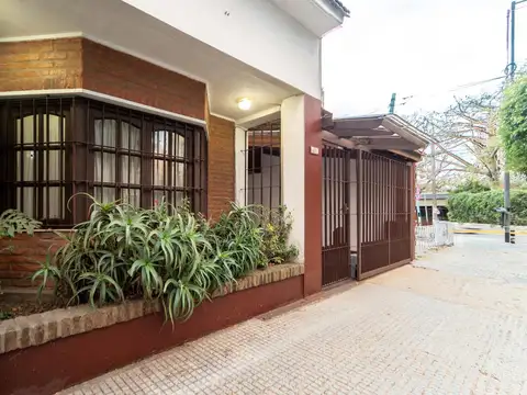 Casa  de 5 Amb  C/Coch, Pileta, Quincho c/ Parrilla, Jardín,3 Baños .230 m2 Totales. _Saavedra_