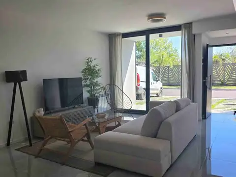 Casa 4 ambientes con 3 baños