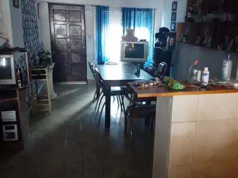 Casa 4 ambientes con 1 baño