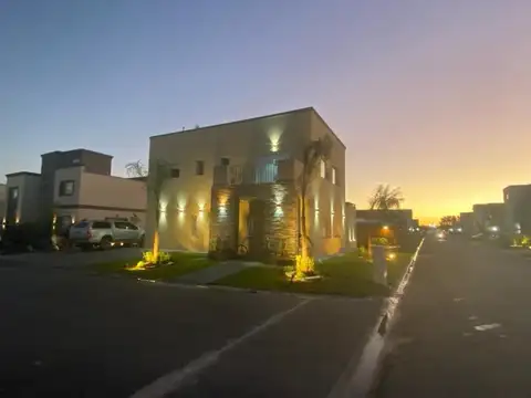 Casa 4 ambientes con 4 baños