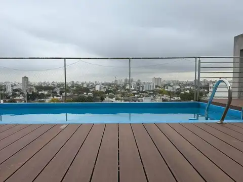 MONOAMBIENTE MUY LUMINOSO CON BALCÓN EN PISO ALTO   VISTA ABIERTA 