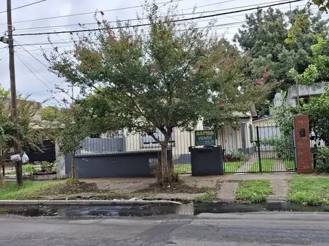 Casa de 2 amb. con garaje y patio en alquiler | Berazategui