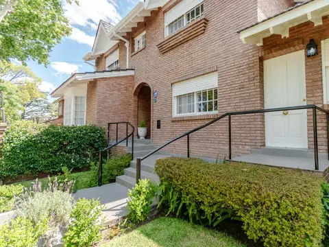 Impecable casa en venta ubicada en Martínez con jardín y piscina.
