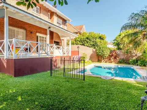 Impecable casa en venta ubicada en Martínez con jardín y piscina.