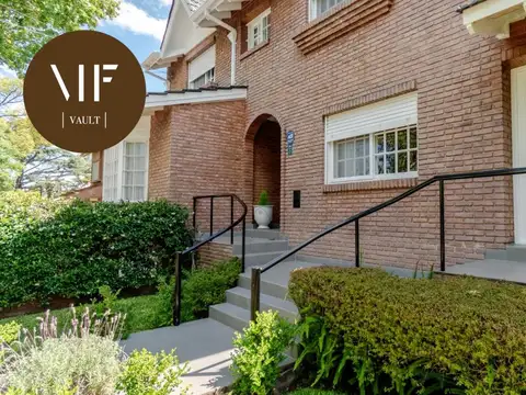 Impecable casa en venta ubicada en Martínez con jardín y piscina.