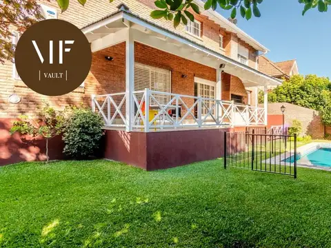 Impecable casa en venta ubicada en Martínez con jardín y piscina.