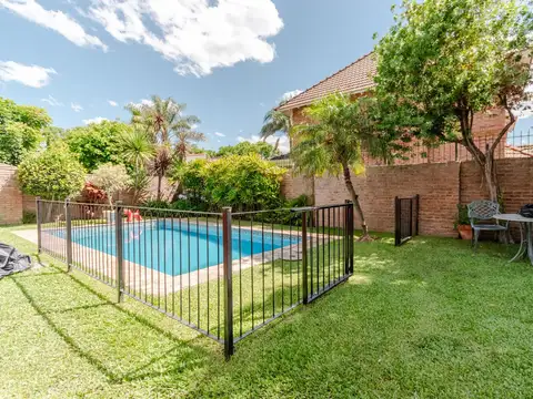 Casa 8 ambientes con 6 baños