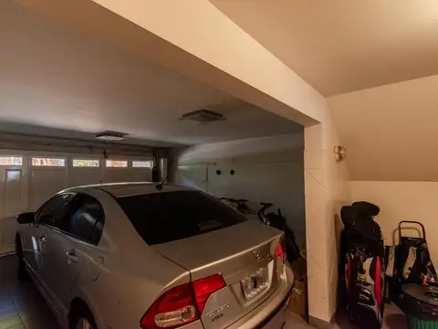 Casa 8 ambientes con 6 baños