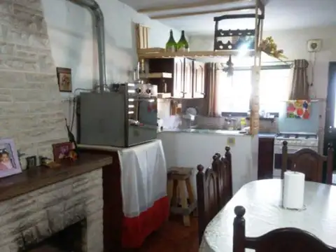 VENTA CASA CON DEPTO EN PASO DEL REY