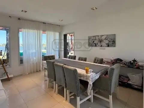 Casa en Alquiler con 2 cocheras