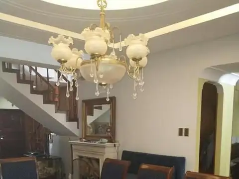 CHALET DE DOS PLANTAS - JARDIN Y PARRILLA - EXCELENTE ESTADO