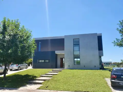 Casa en alquiler anual amoblada a la laguna Cantón Islas 