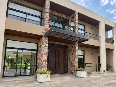 Casa 5 ambientes con 4 baños