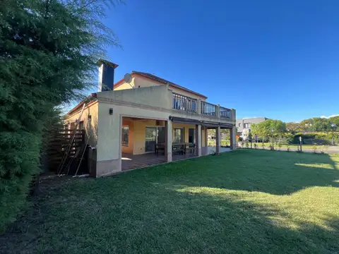 Casa 4 ambientes con 3 baños